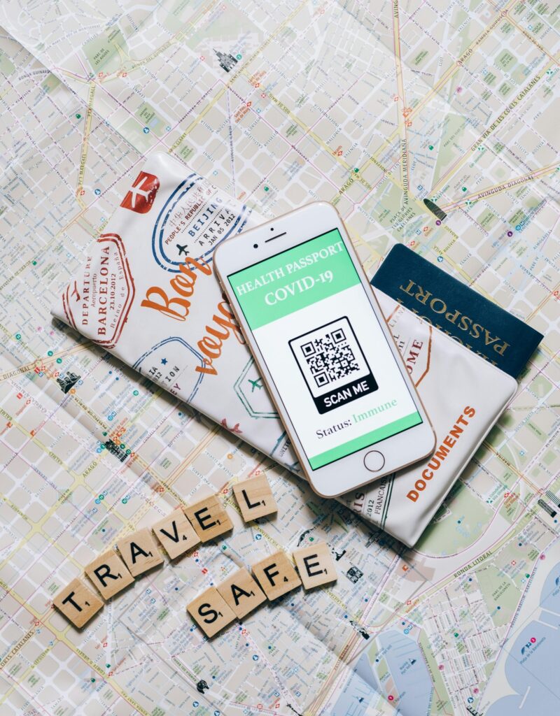 Reisevorbereitung mit Reisepass, Smartphone und Stadtplan